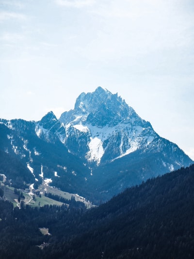 黑白山风景照